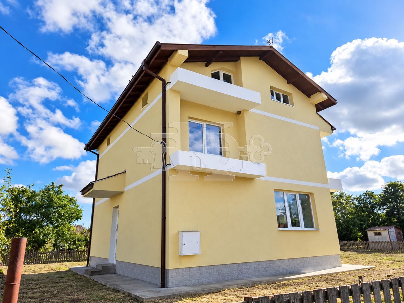🏡 ДВУФАМИЛНА РЕНОВИРАНА КЪЩА НА 4 НИВА С ГОЛЯМ ДВОР – САМО НА 10 МИНУТИ ОТ ДОБРИЧ!