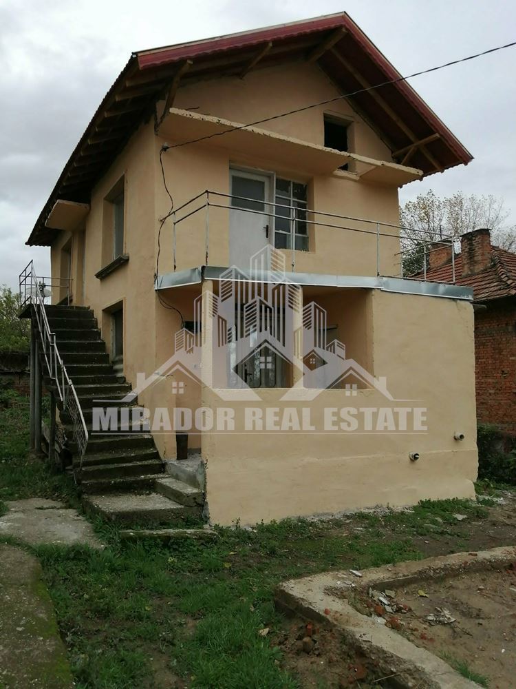 Двуетажна къща в гр. Лом, кв. Младеново