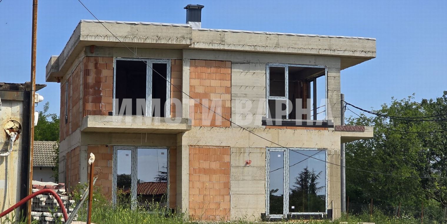 Двуетажна къща с гараж и двор в престижната местност Траката, Варна