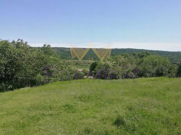 Имоти Премиер продава парцел в местност Дере Махле.